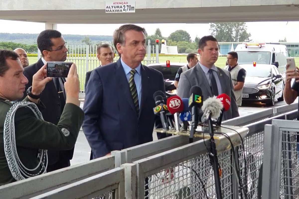 Distribuição de vacinas compradas da Índia deve começar no sábado (23), diz Bolsonaro 