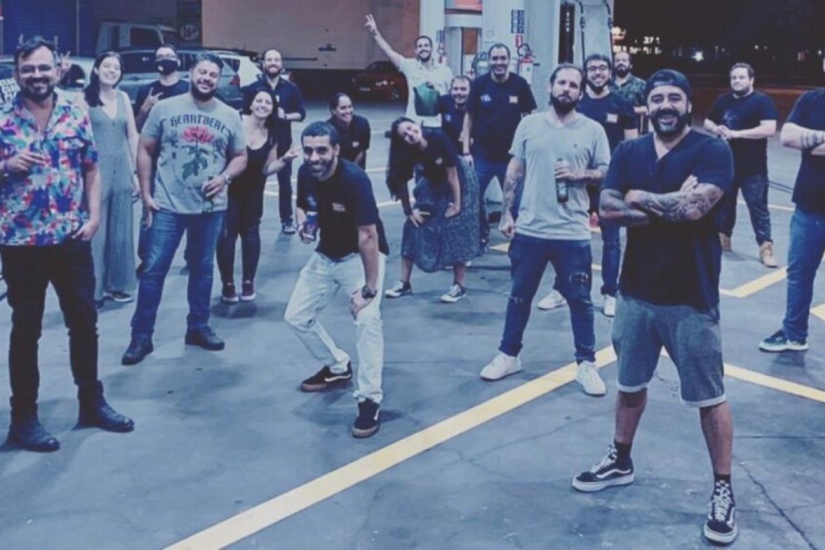 Produção da Record TV se aglomera para beber em posto de gasolina