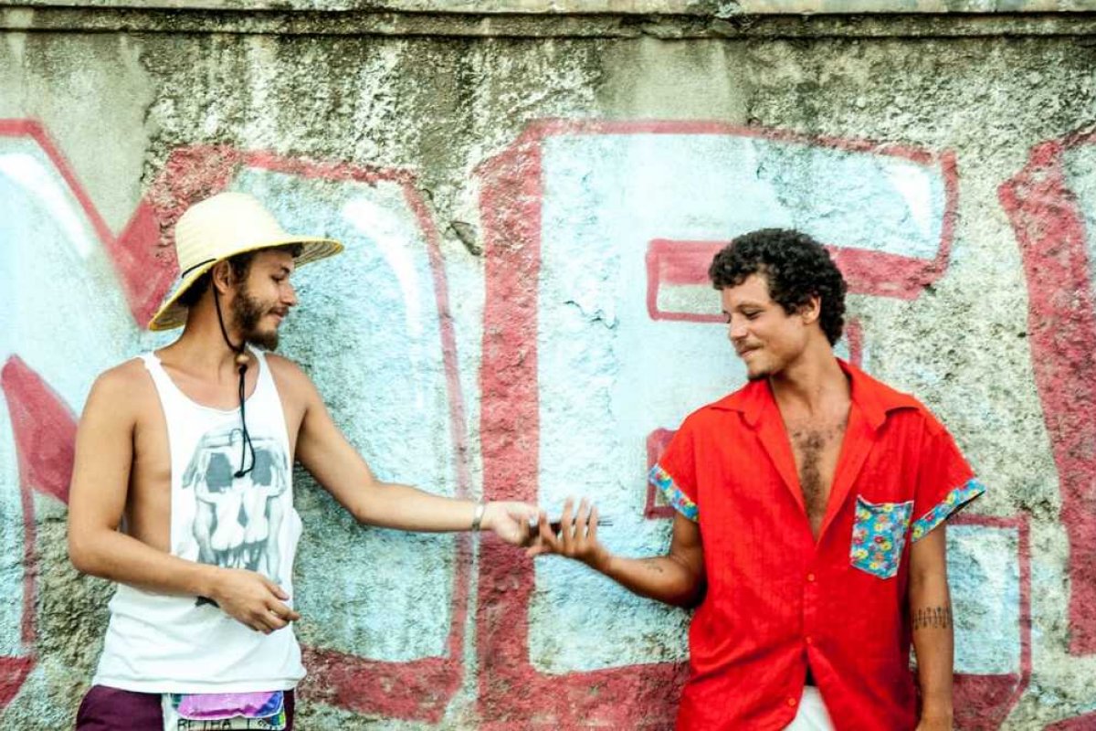 Chico Chico, filho de Cássia Eller, e João Mantuano lançam música  "Pra Tua"