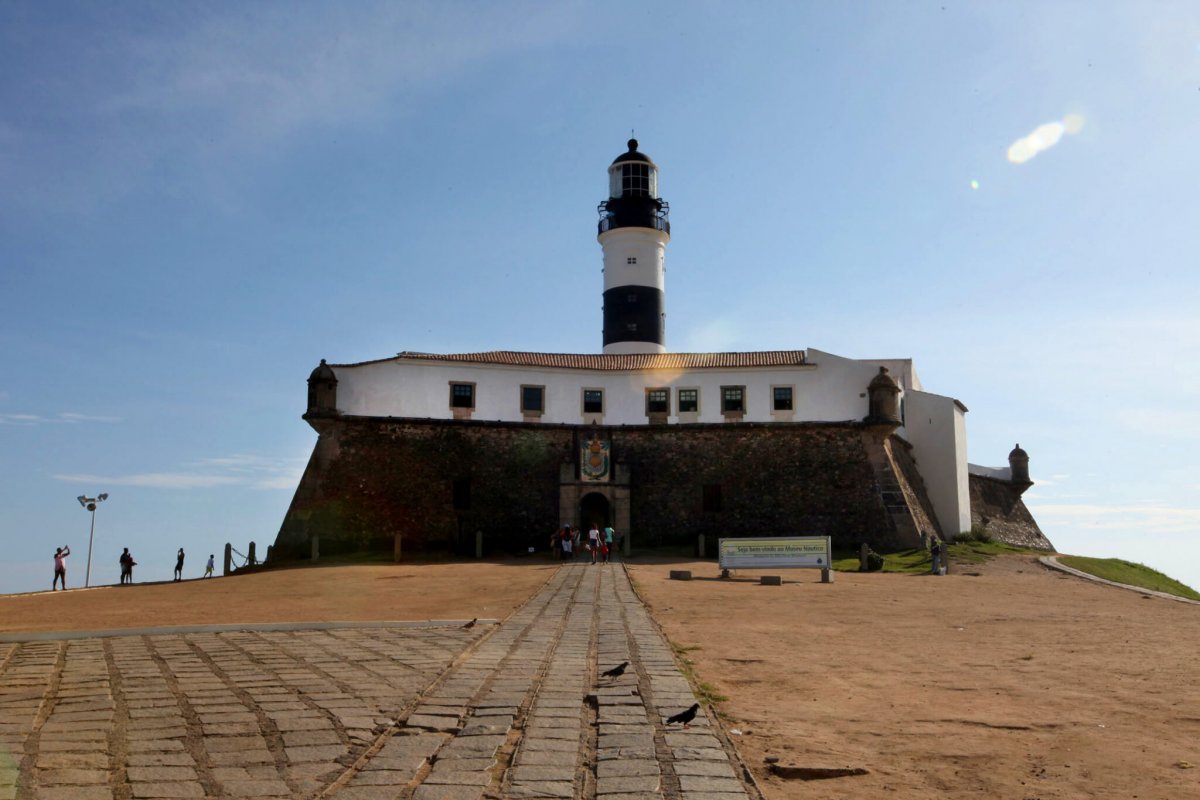 Movimentos protestam no Farol da Barra contra postura do governo federal no enfrentamento à pandemia 