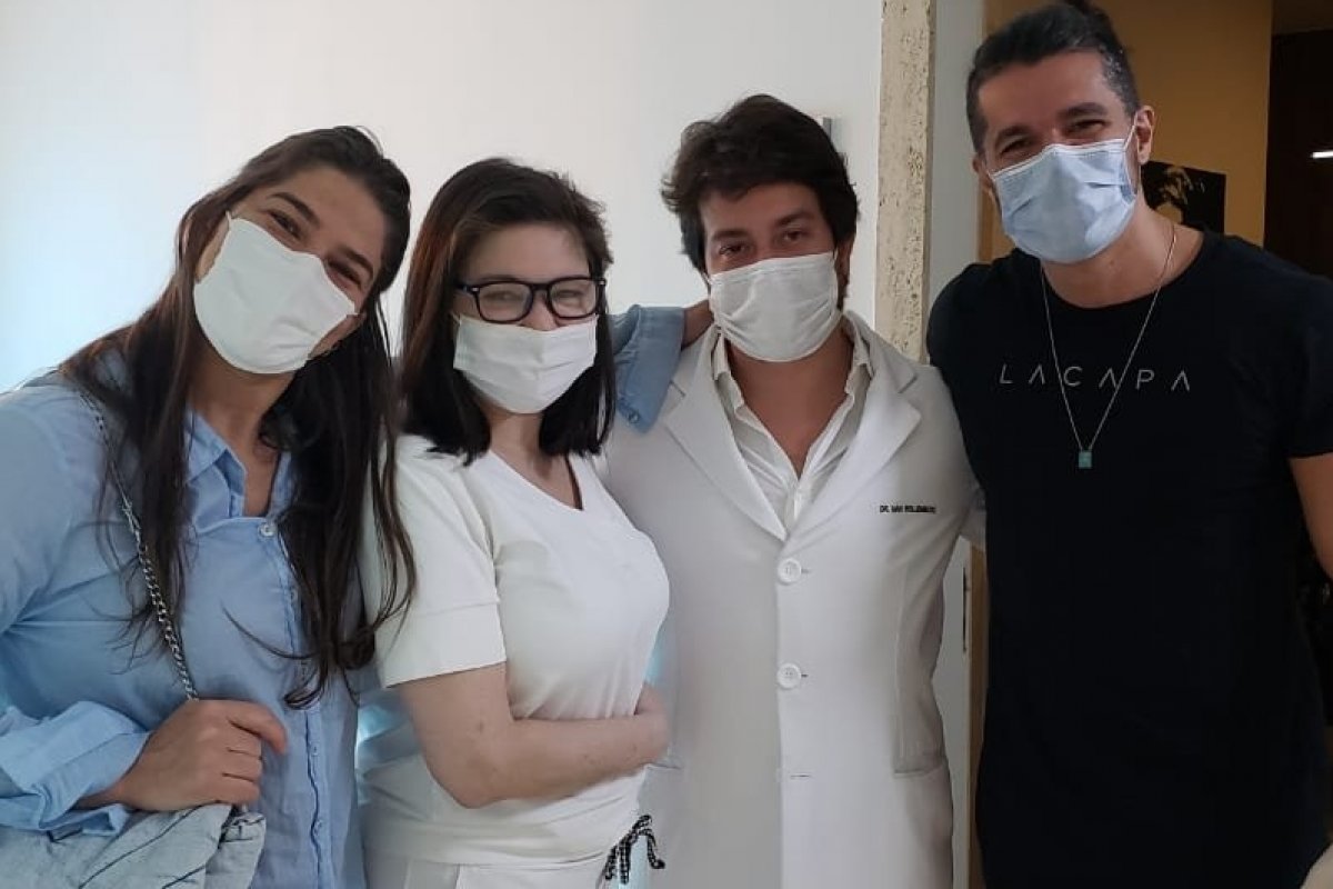 Priscila Fantin e o marido Bruno Lopes fazem visita a dermatologista depois de casados