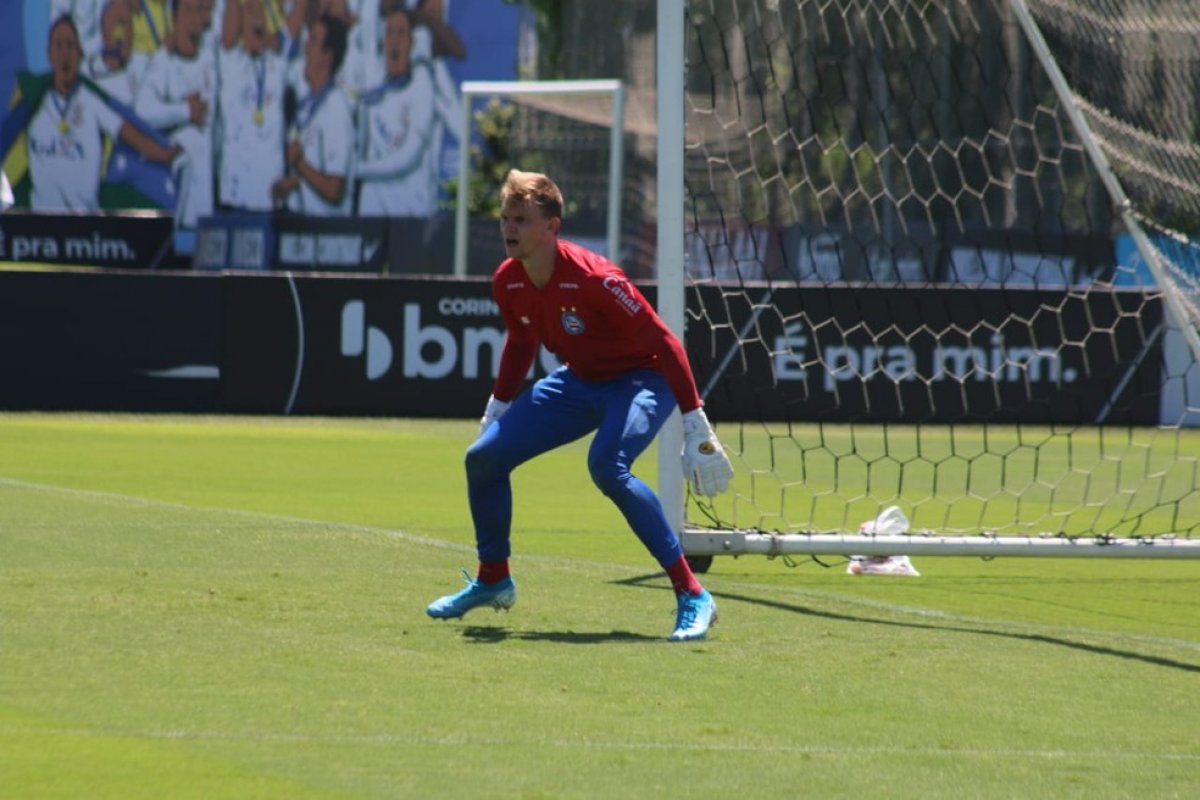 Douglas Friedrich comemora vitória sobre o Athletico sem sofrer gols 