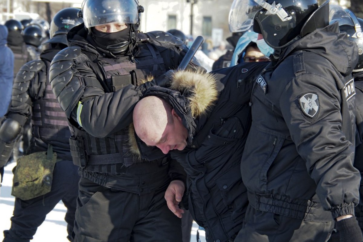 Apoiadores do opositor de Putin realizam protesto contra prisão dele na Rússia