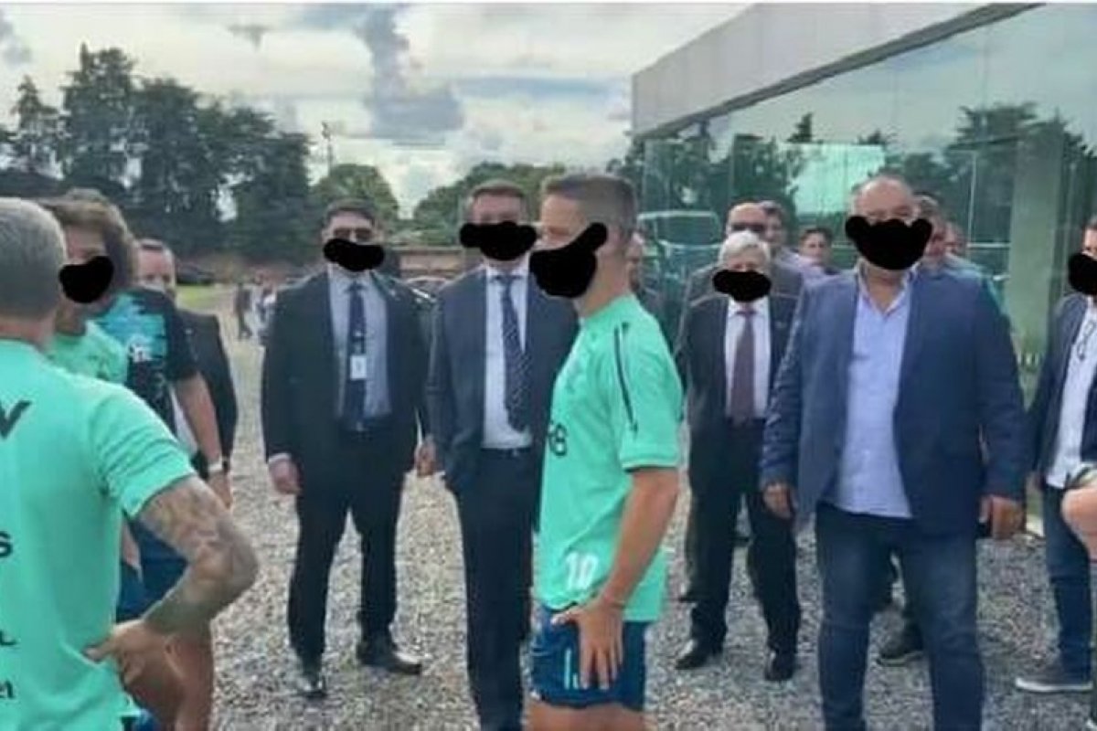 Máscaras falsas em fotos de militares viralizam e viram memes nas redes sociais