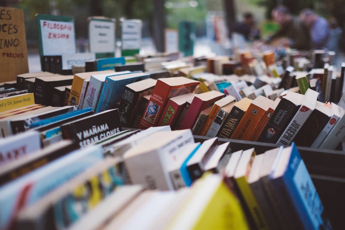 Racismo e crise na saúde mundial são temas que impulsionaram venda de livros no Brasil 