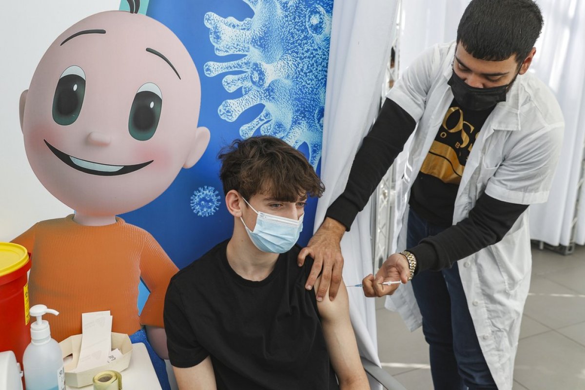 Covid-19: Israel começa vacinação em pessoas menores de 18 anos