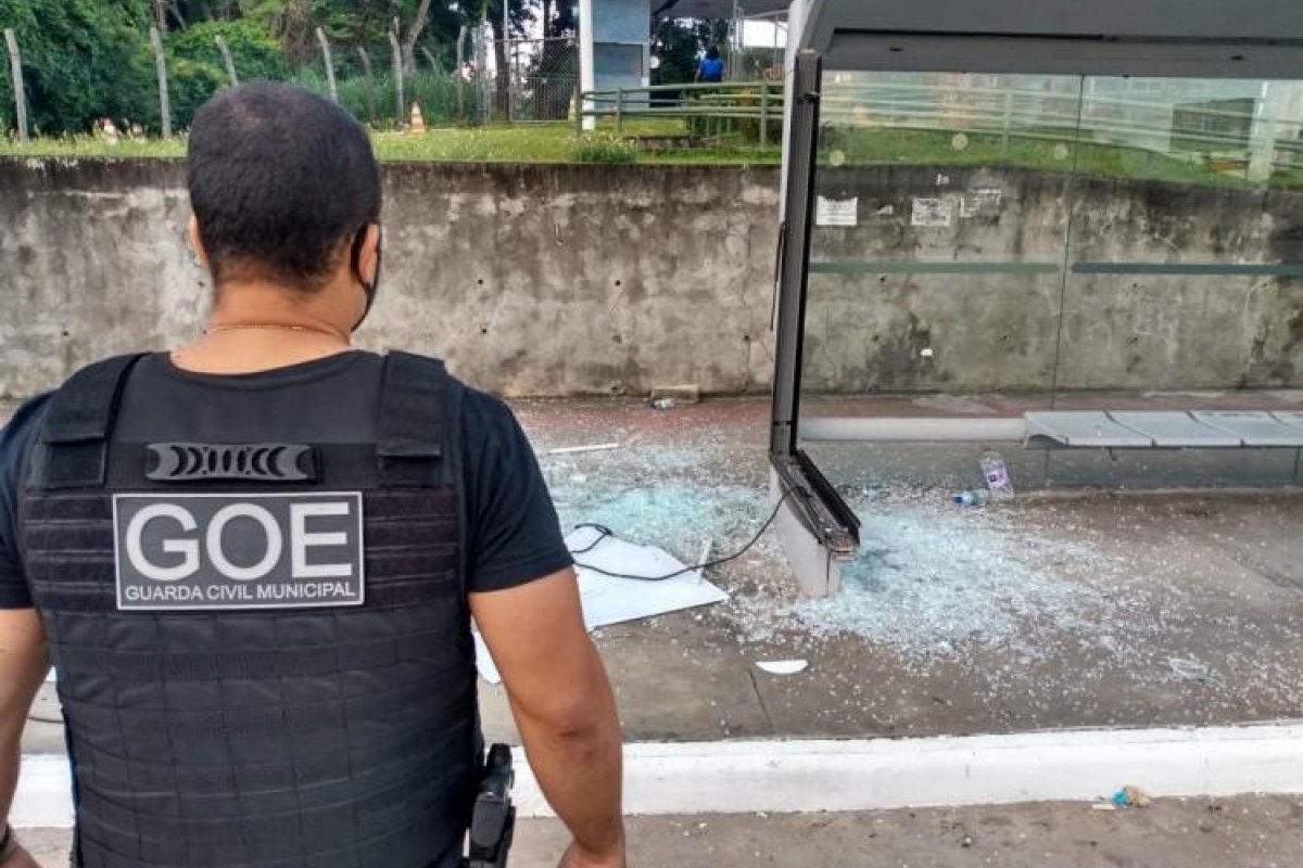 Homem é flagrado pela Guarda Civil destruindo ponto de ônibus na avenida Pinto de Aguiar 