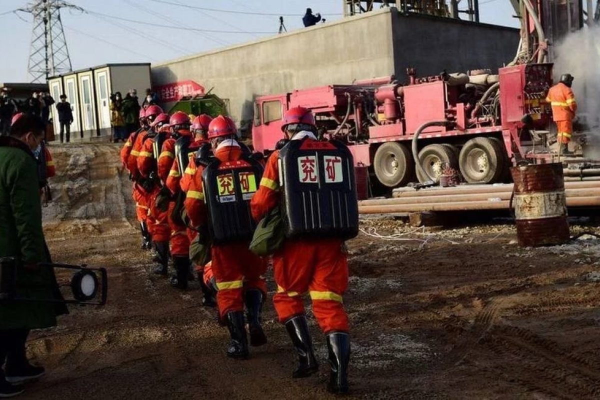 China: 9 mineiros são achados mortos soterrados 