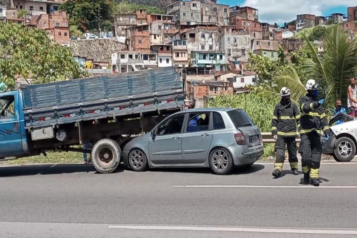 Engavetamento com ao menos sete veículos causa congestionamento na  BR-324