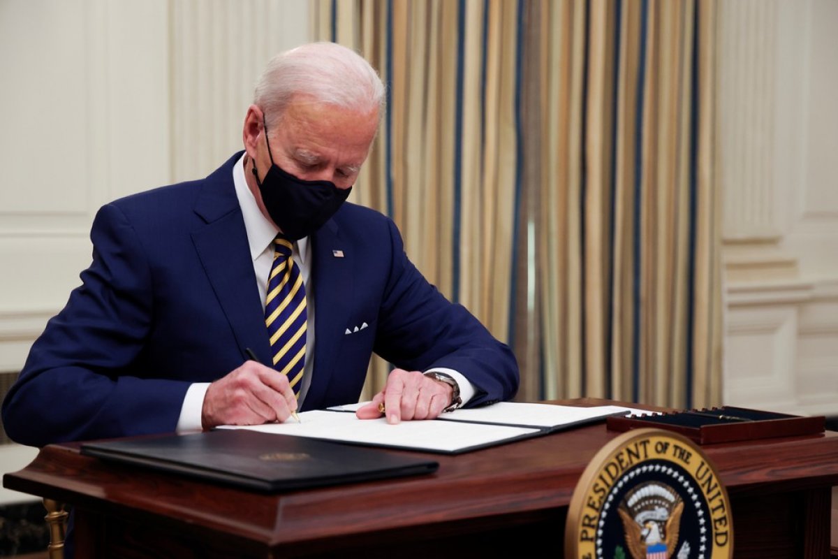 Biden derruba proibição de Trump sobre inclusão de transgêneros nas Forças Armadas