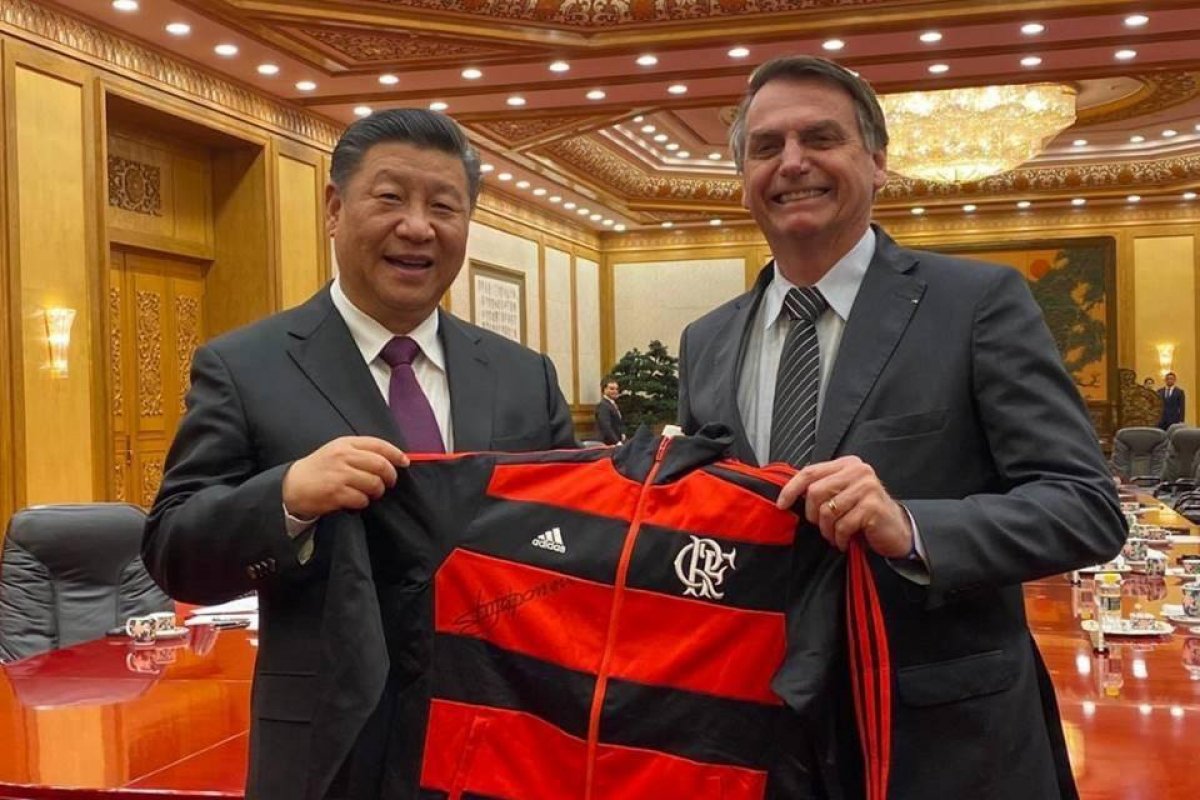 Bolsonaro diz que material para produção da vacina do Butantan deve chegar "nos próximos dias"