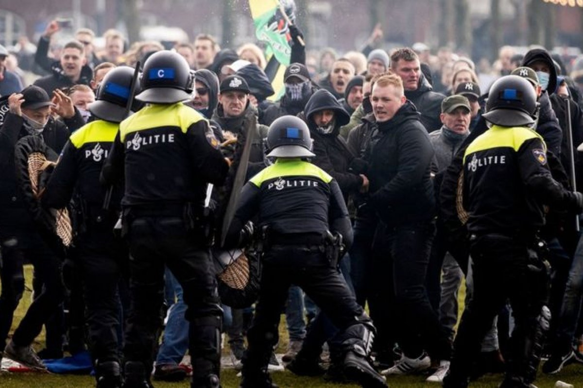Holanda tem terceira noite de protestos contra toque de recolher para conter a pandemia 