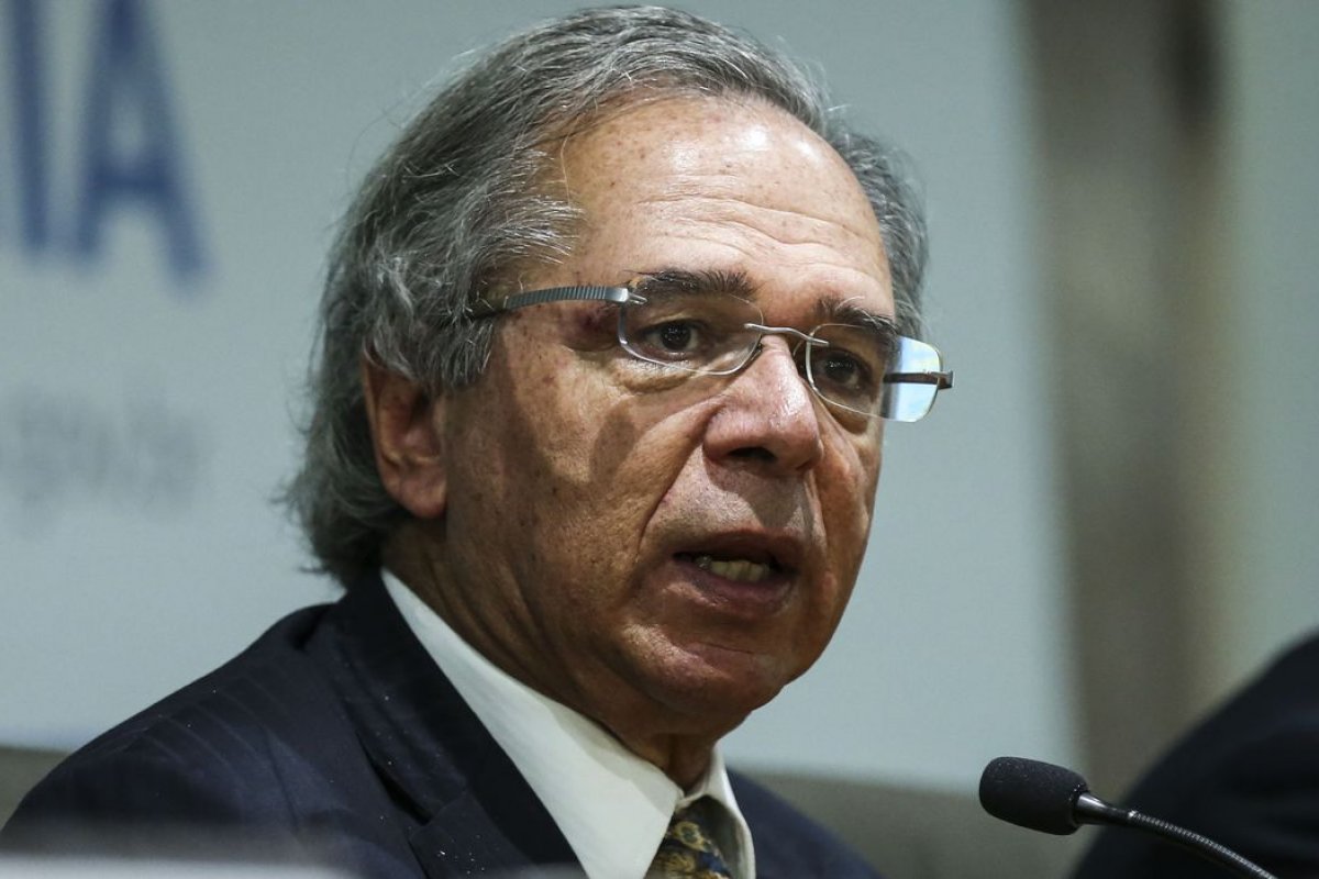 Guedes diz que só prorroga auxílio emergencial com congelamento de verbas para educação e segurança