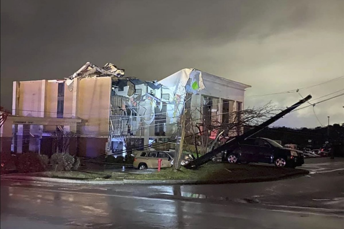 Tornado no Alabama, sudeste dos Estados Unidos, deixa ao menos 1 morto e 17 feridos