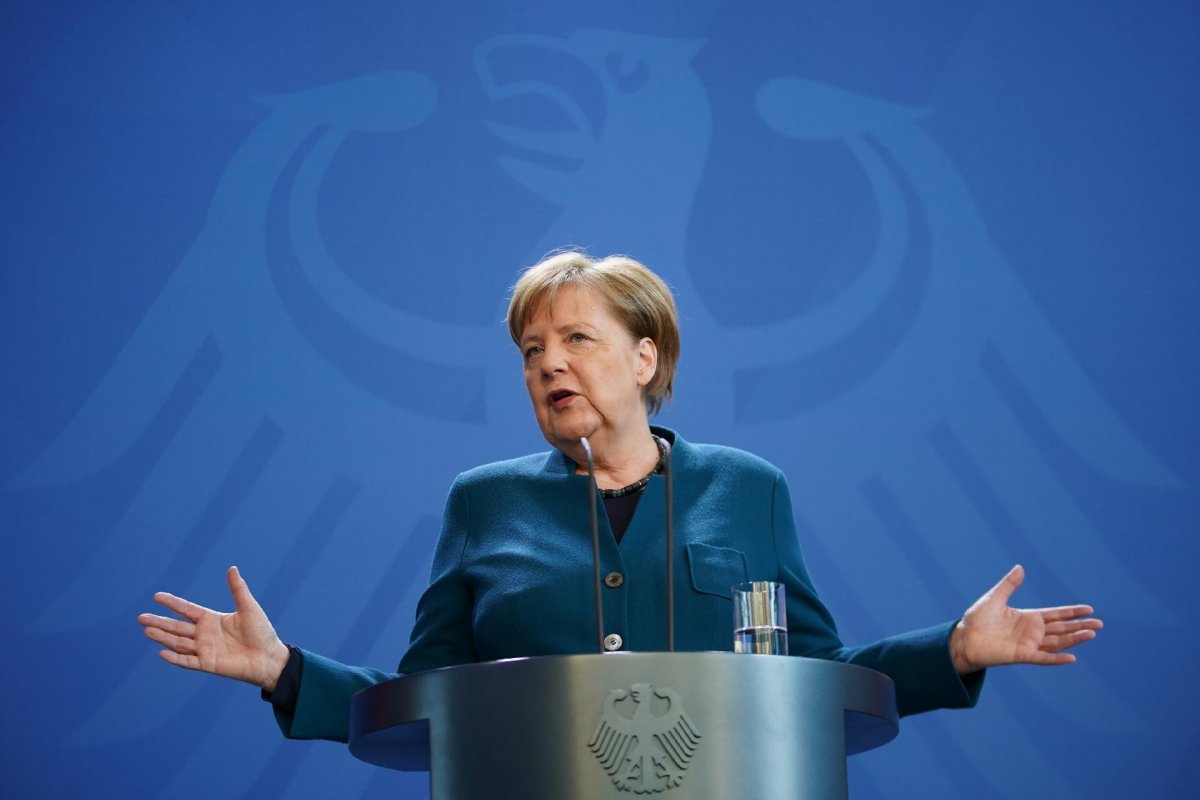 Merkel diz que mundo não pode ser forçado a escolher entre dois lados 