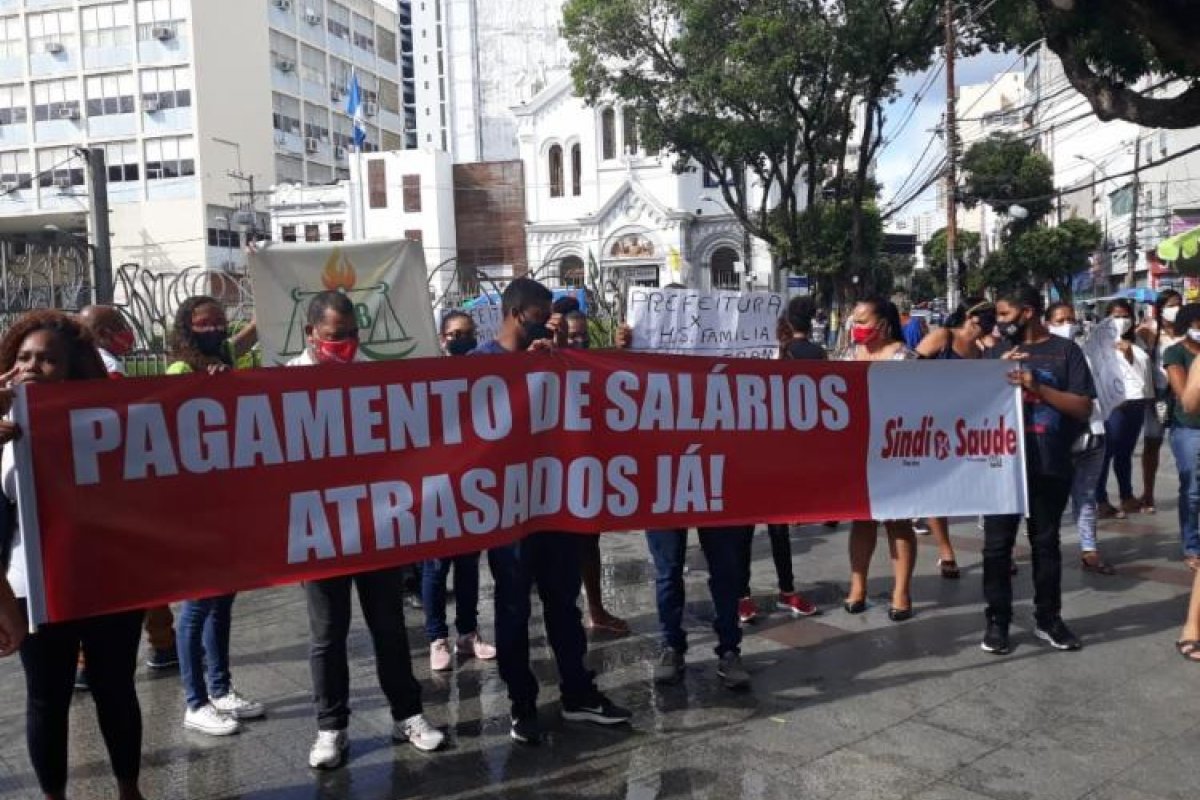 Trabalhadores do Sagrada Família protestam contra atrasos salariais