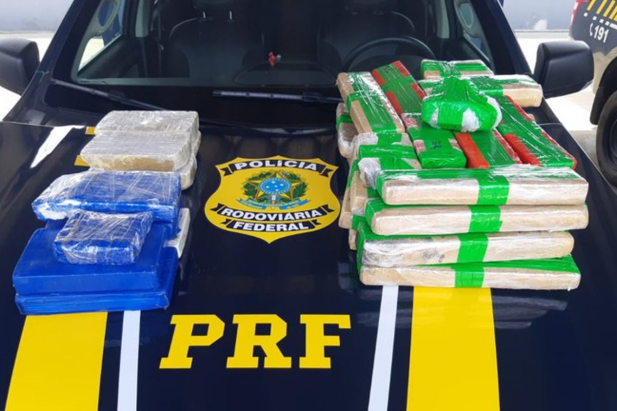 Tabletes de cocaína, maconha e pasta base são apreendidas na BR 242