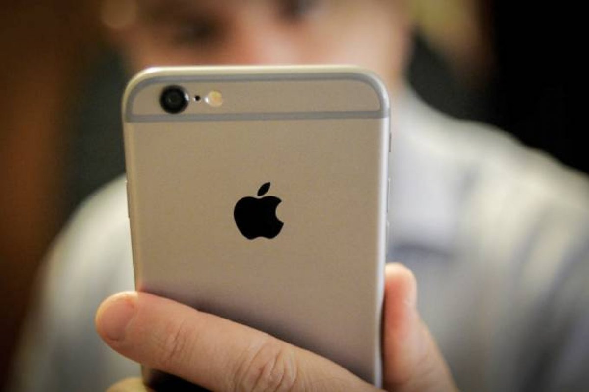 Apple é processada por obsolescência programada de iPhones 