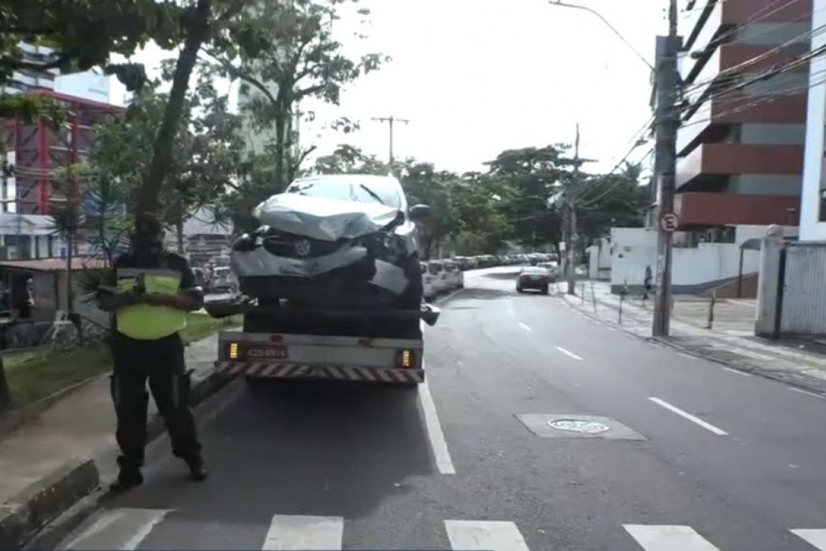 Motorista fica ferido após batida entre dois carros em Salvador 