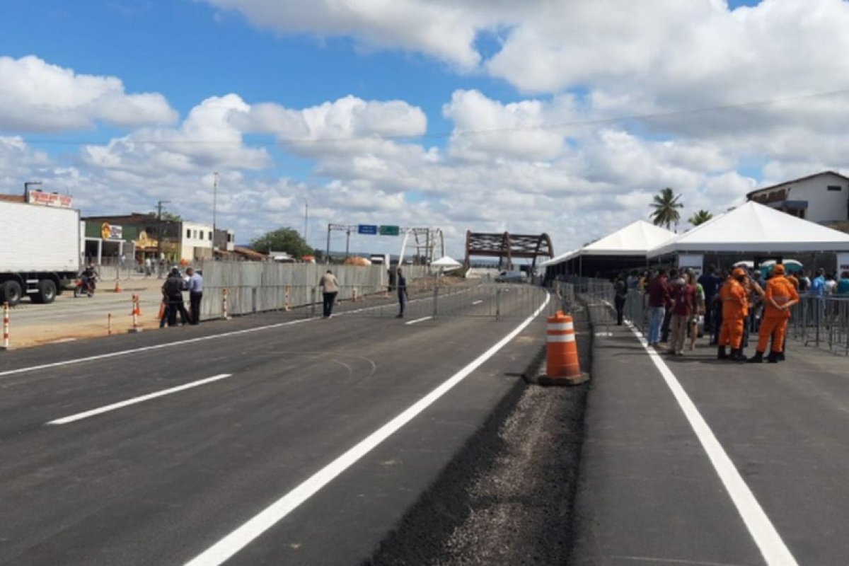 Bolsonaro participa de cerimônia de liberação de tráfego de ponte na BR-101 em Sergipe