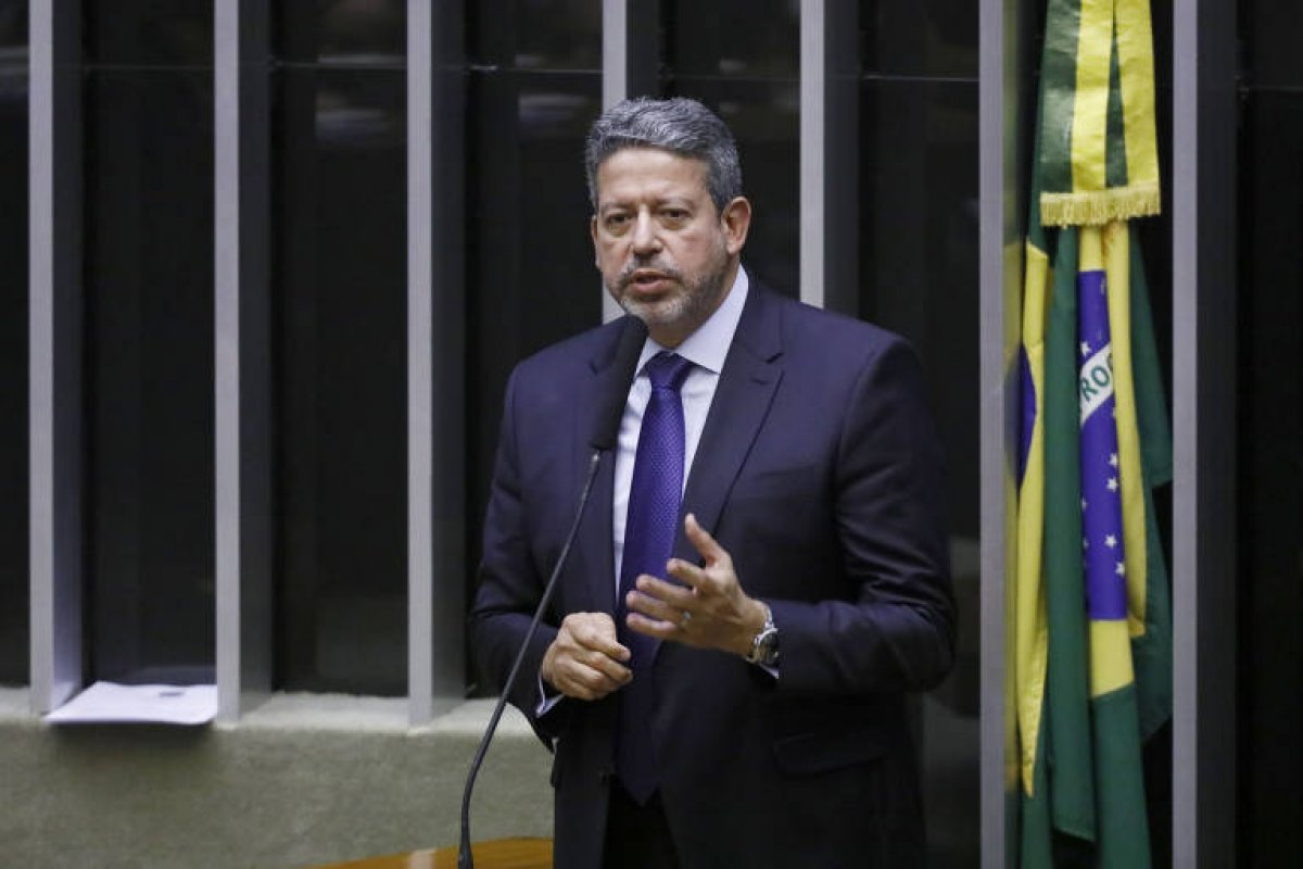 Aliado de Maia anuncia apoio a Lira e causa crise no partido