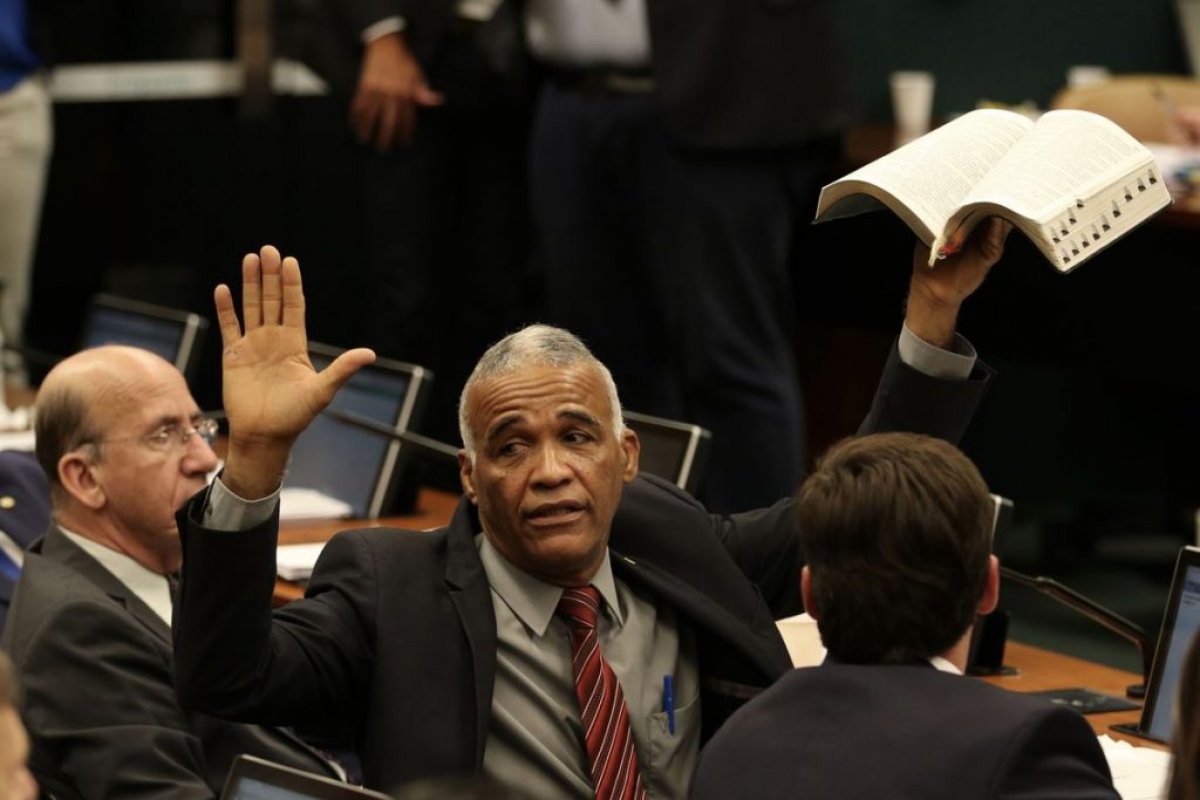 Pastor Sargento Isidório, ignorado por Bolsonaro, defende "bancada da paz"