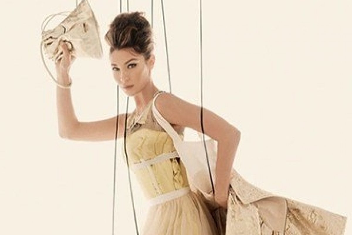 Bella Hadid se transforma em marionete em nova campanha da Moschino