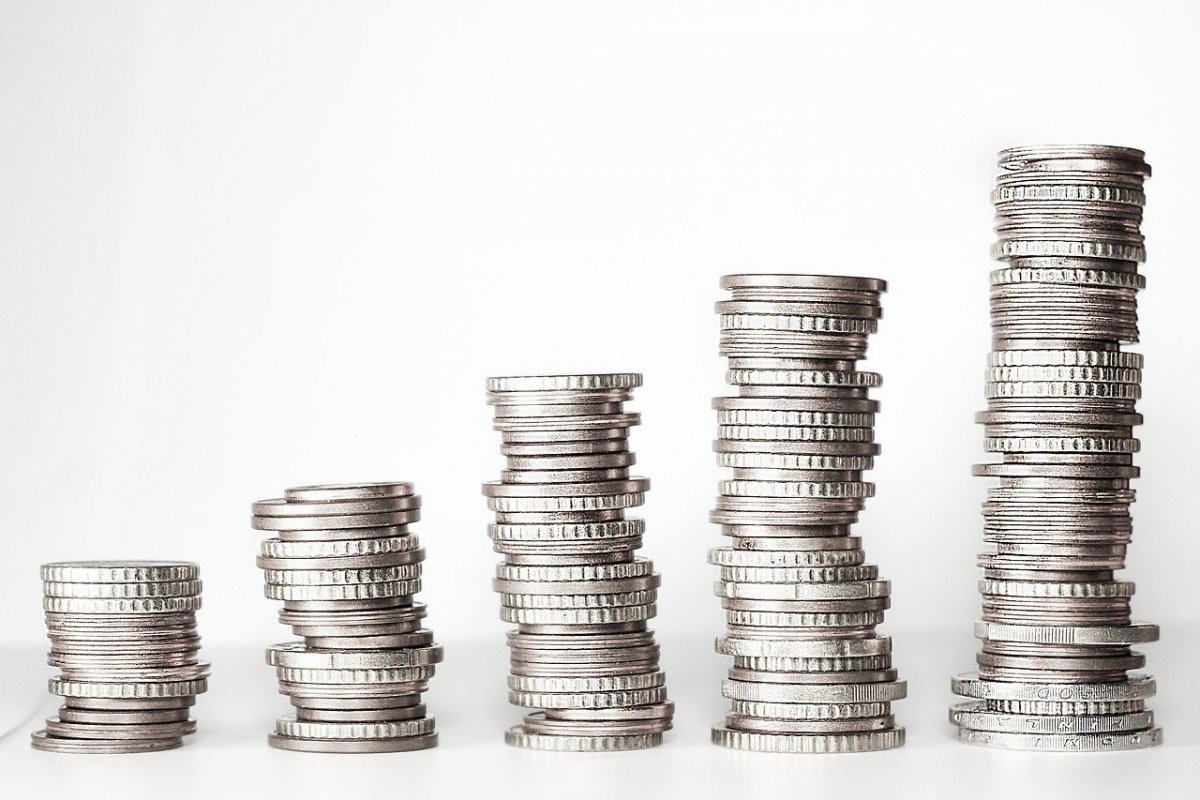 6 dicas para poupar dinheiro e conseguir pagar as contas à vista