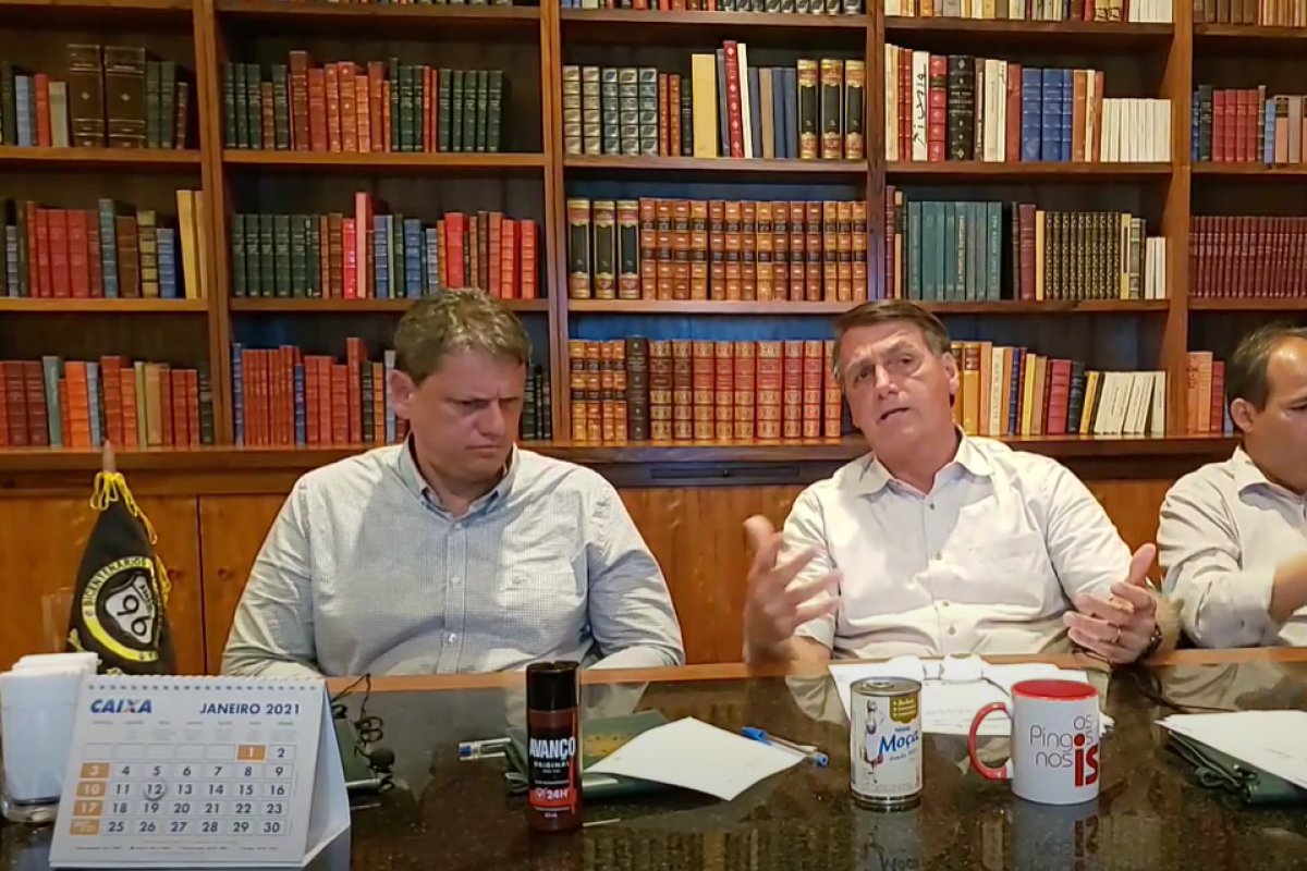 "Vem um desastre atrás disso aí", diz Bolsonaro sobre retomada do auxílio emergencial 