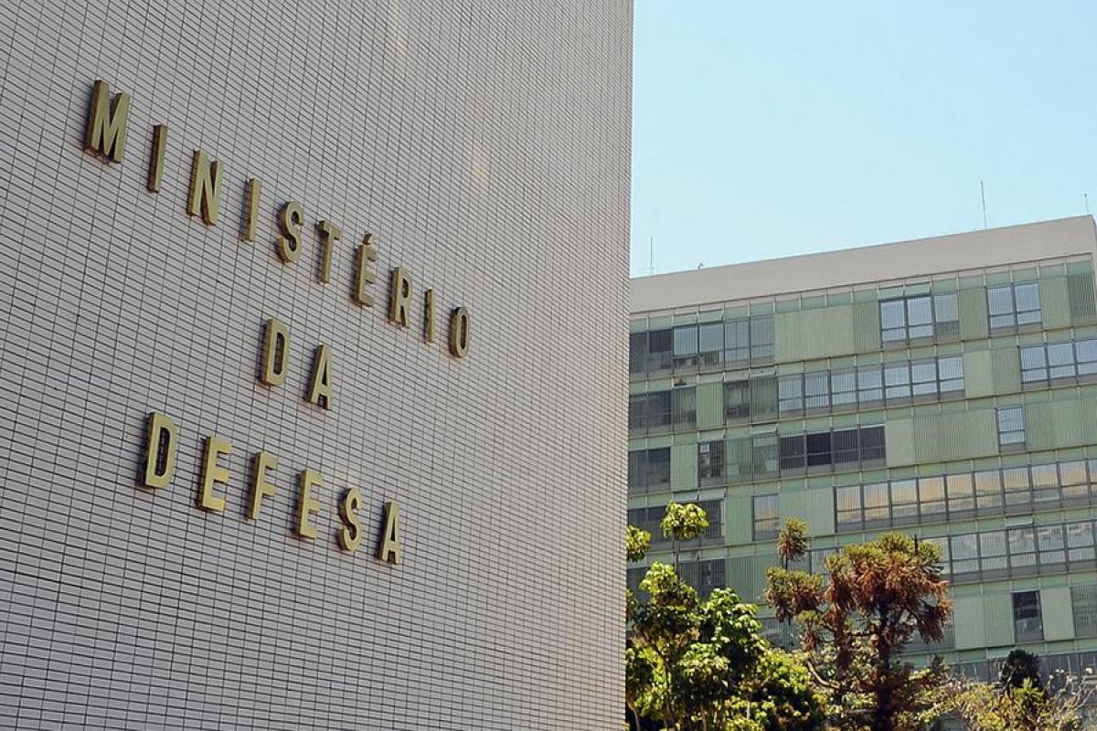 “Amplamente equivocados”, afirma Defesa sobre matéria de gastos revelada pelo Metrópoles 