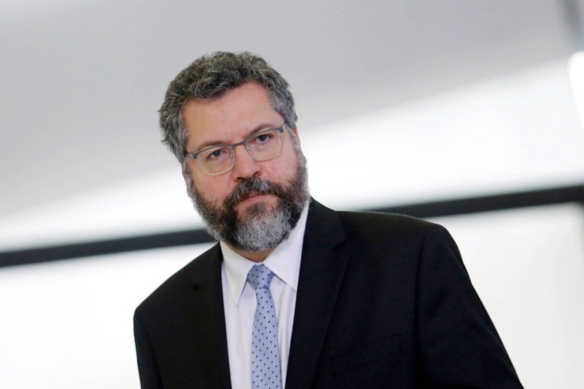 "Brasil e EUA precisam barrar 'tecno-totalitarismo'", diz Ernesto Araújo em referência à China