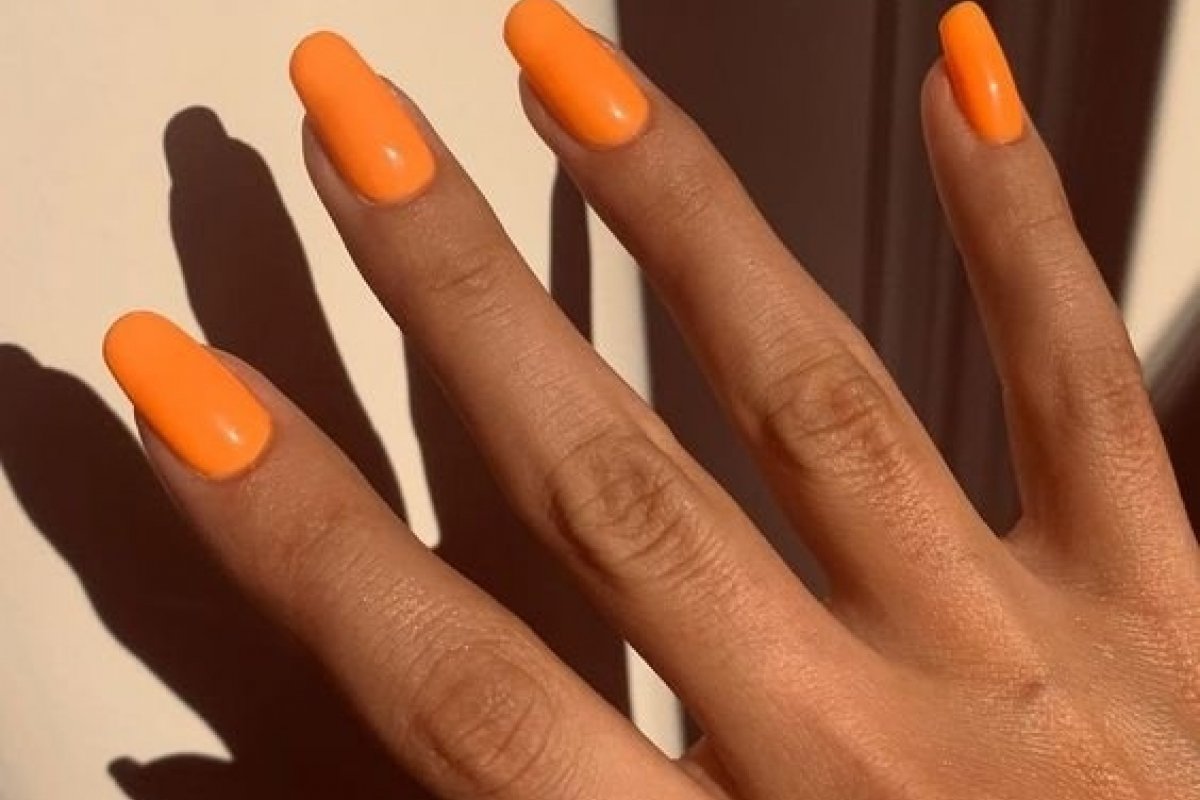 4 cores quentes para apostar nas unhas 