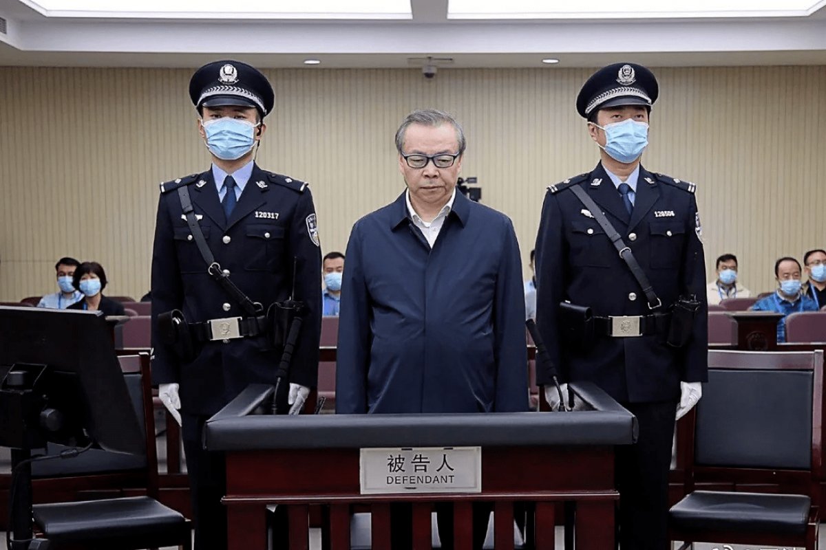 Ex-banqueiro condenado por desvio de dinheiro e bigamia é executado na China 