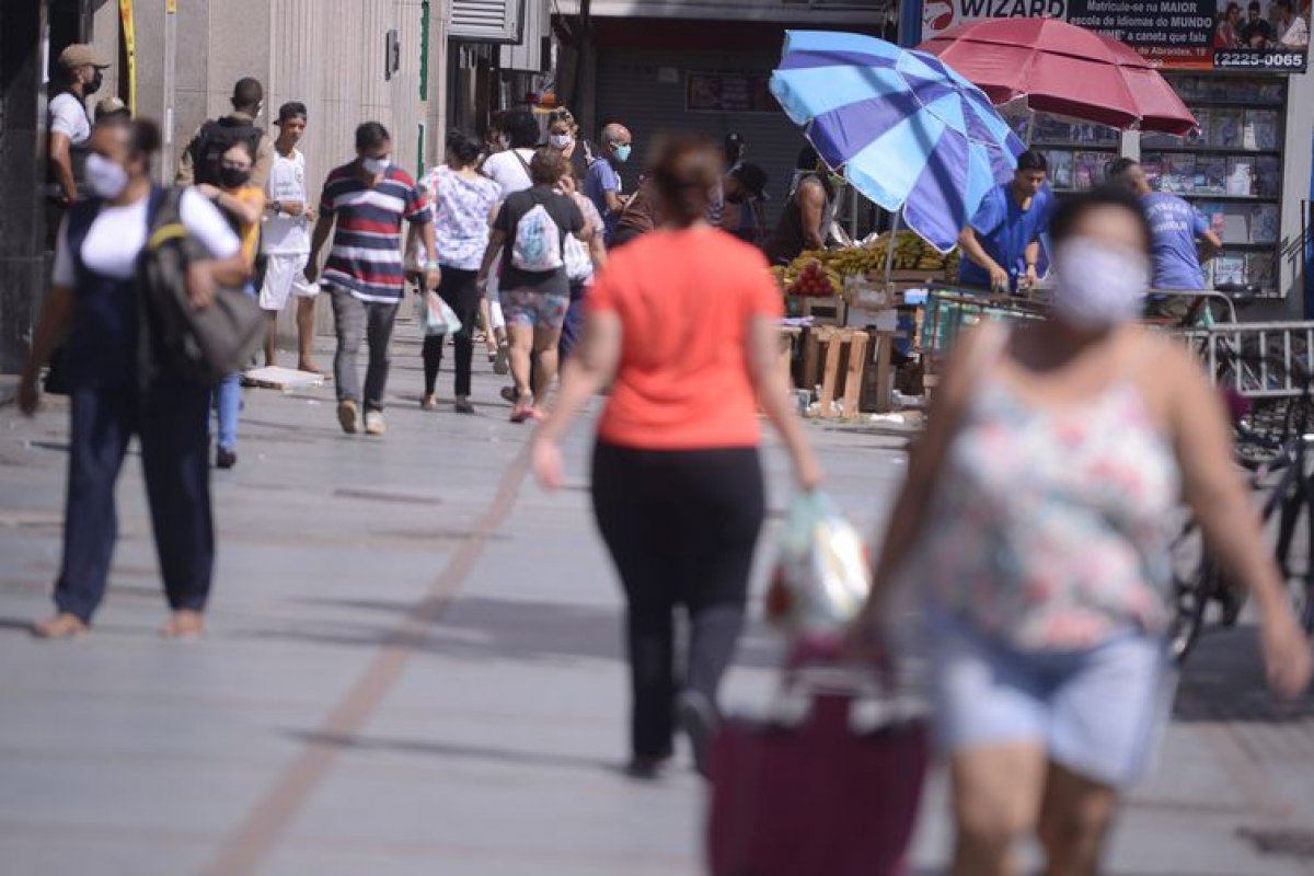  6 em cada 10 brasileiros estão mantendo distanciamento social e cuidados contra o Covid-19 neste verão