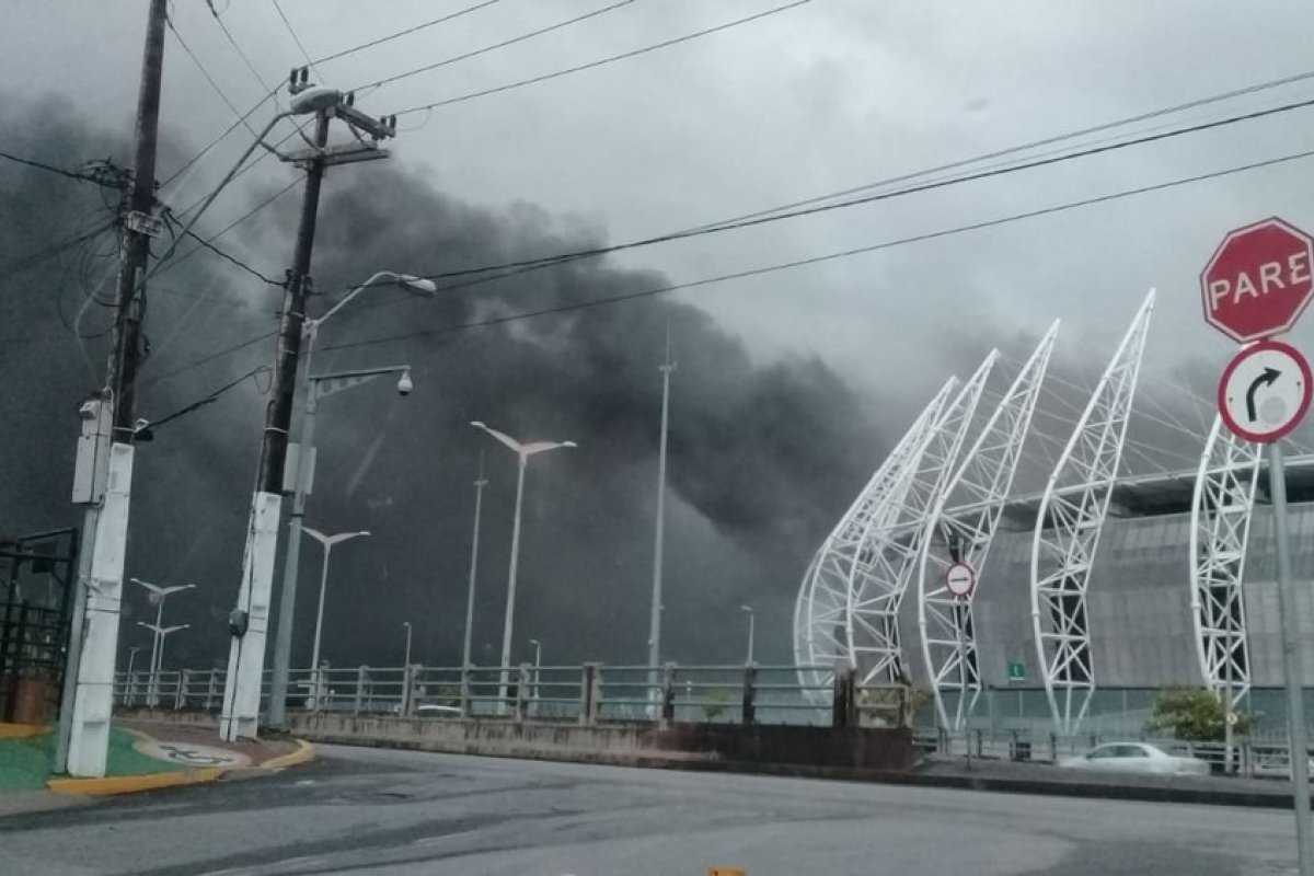 Vídeo: Arena Castelão é atingida por incêndio 