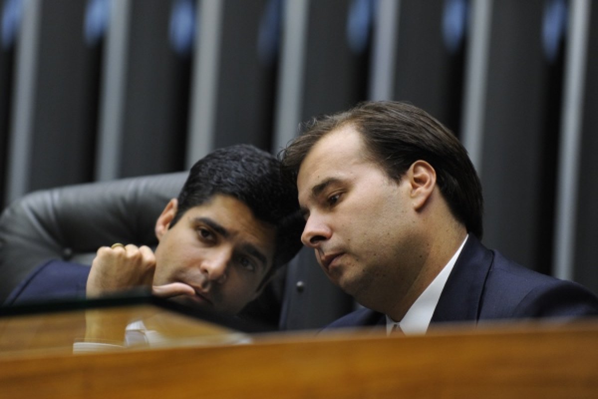 Em reunião com Neto, Maia teria ameaçado abrir impeachment 