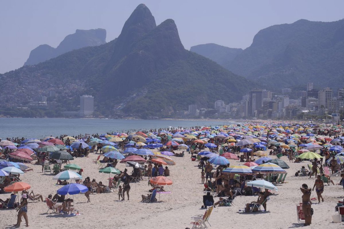 Especialistas dizem que Brasil corre risco de terceira onda da Covid-19 "muito pior" neste ano