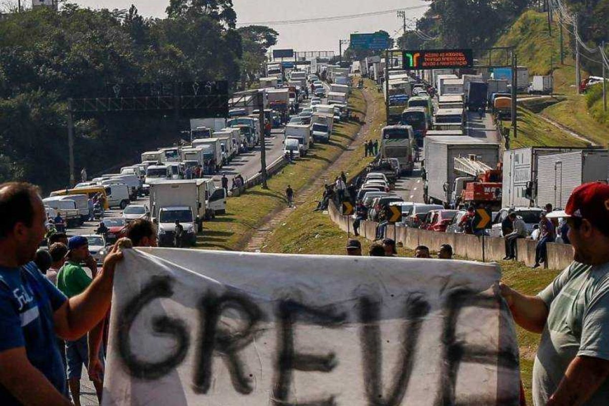 Vídeo: Greve dos Caminhoneiros começa com baixa adesão e paralização do transito em pontos isolados 