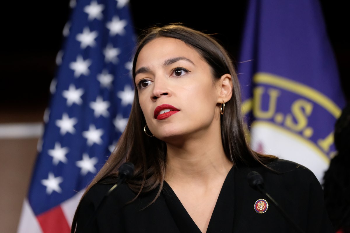Deputada americana Alexandria Ocasio-Cortez revela ter sido vítima de agressão sexual 