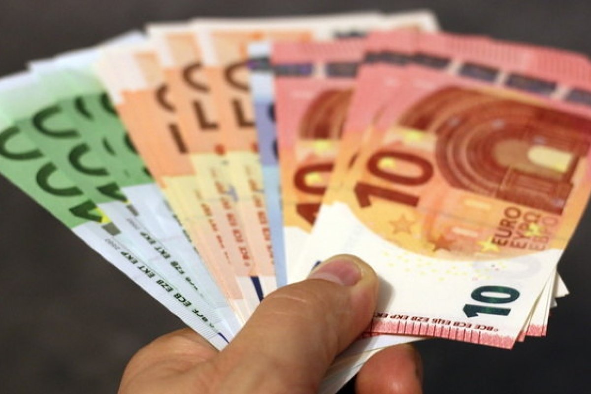 Economia da UE cai 6,4% em 2020