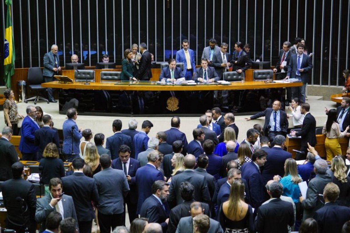 Projeto de lei que amplia o porte de armas pode ser votado a partir de terça-feira (20)