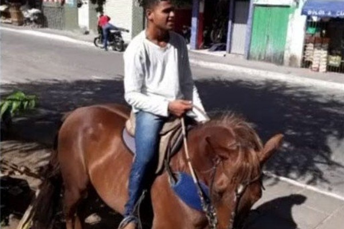 Familiares de jovem morto em ação da PM em Camaçari pedem por justiça na frente do Ministério Público da cidade