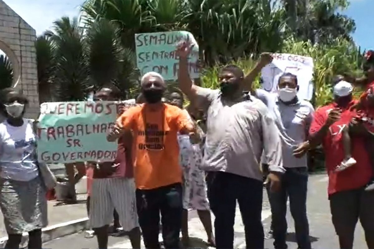 Em protesto, ambulantes pedem reabertura do zoológico de Salvador 