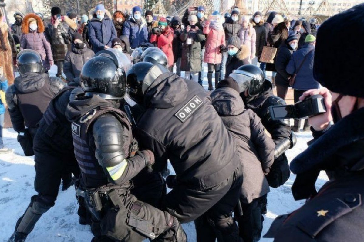 Imprensa russa faz críticas ao governo após jornalista ser preso por apoiar opositor Navalny