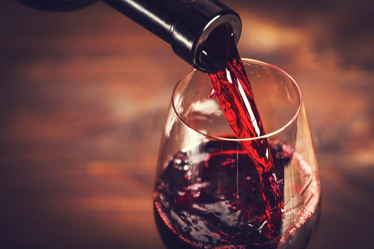 Estudo sugere que tanino, presente no vinho, pode inibir infecção por Covid-19