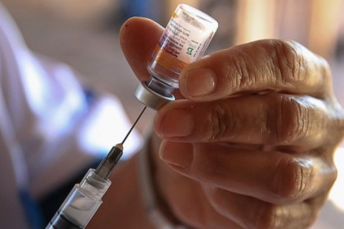 Médico é acusado de tomar 2 doses de vacina contra Covid em 4 dias