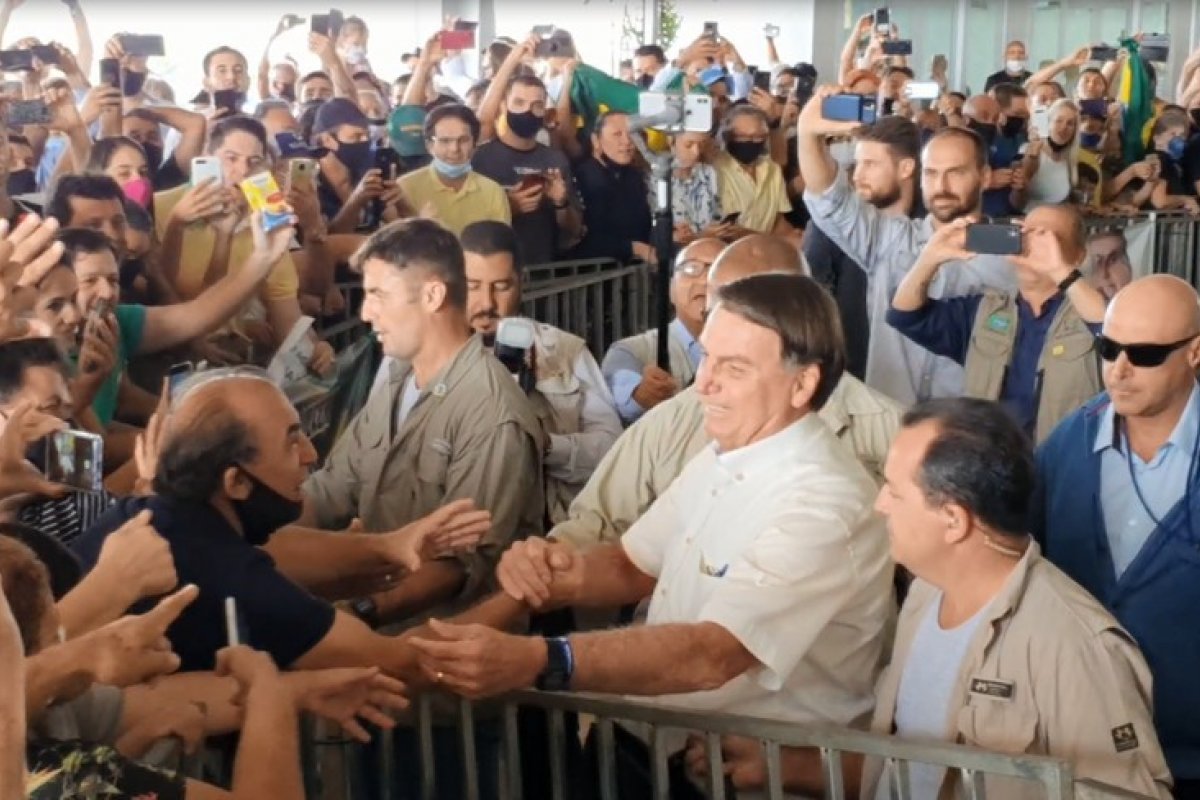Bolsonaro anuncia acordo para votação sobre excludente de ilicitude 