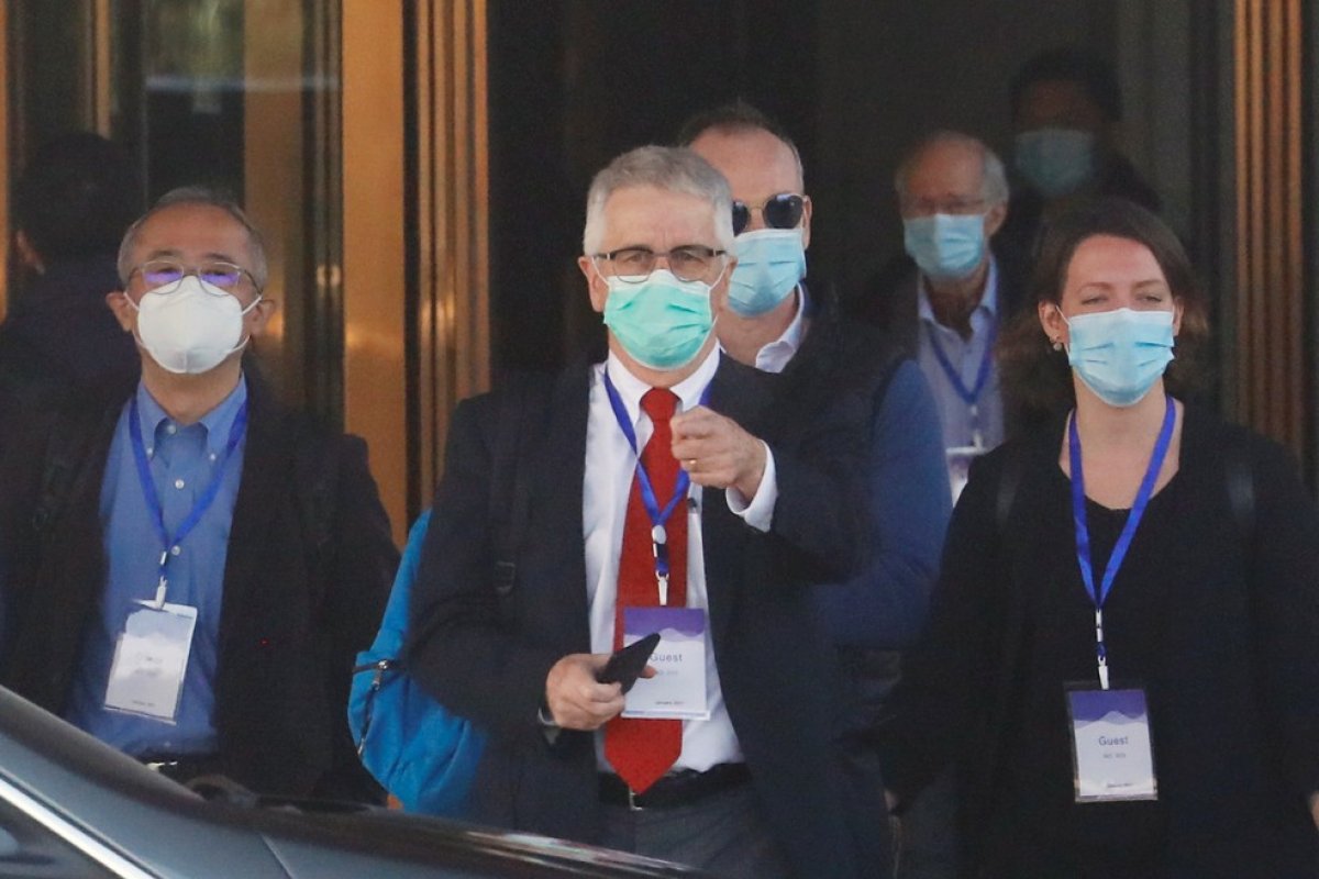 Equipe da OMS afirma que é pouco provável fuga do novo coronavírus de laboratório chinês