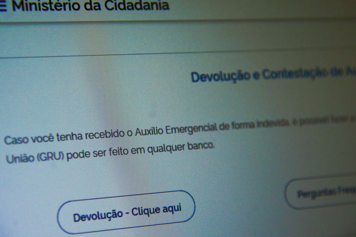Governo cobra 1,2 milhão de pessoas por auxílio recebido indevidamente