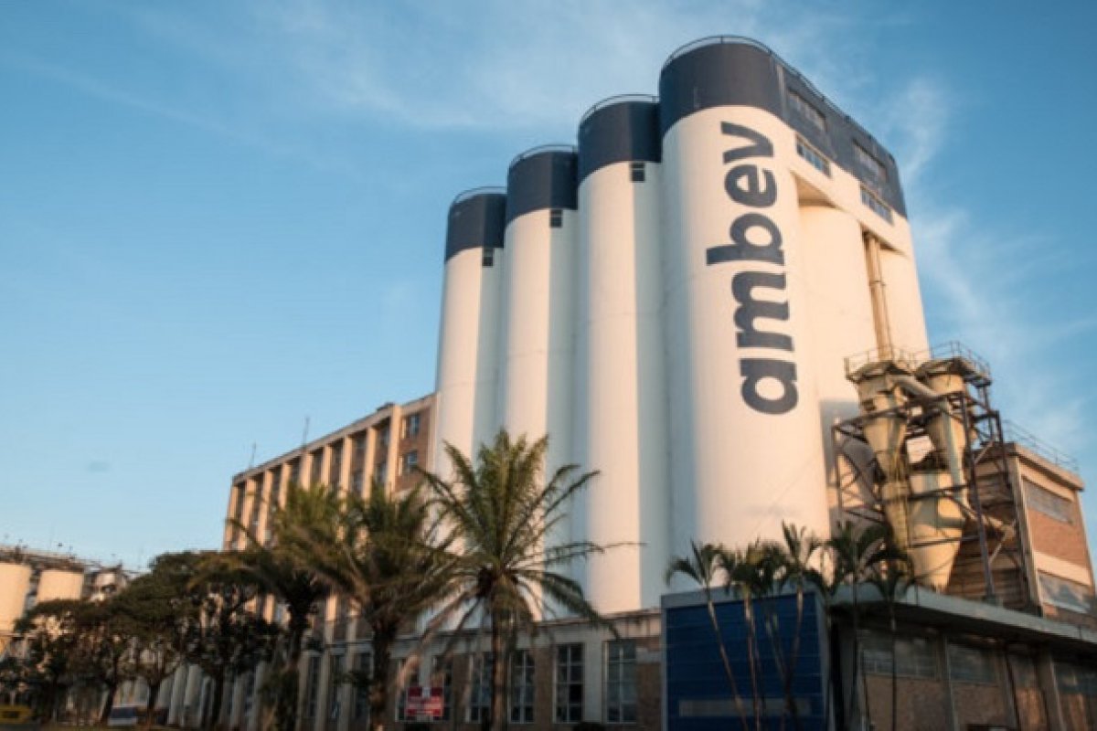 Com cancelamento do Carnaval, Ambev decide doar caixas térmicas para armazenar vacinas
